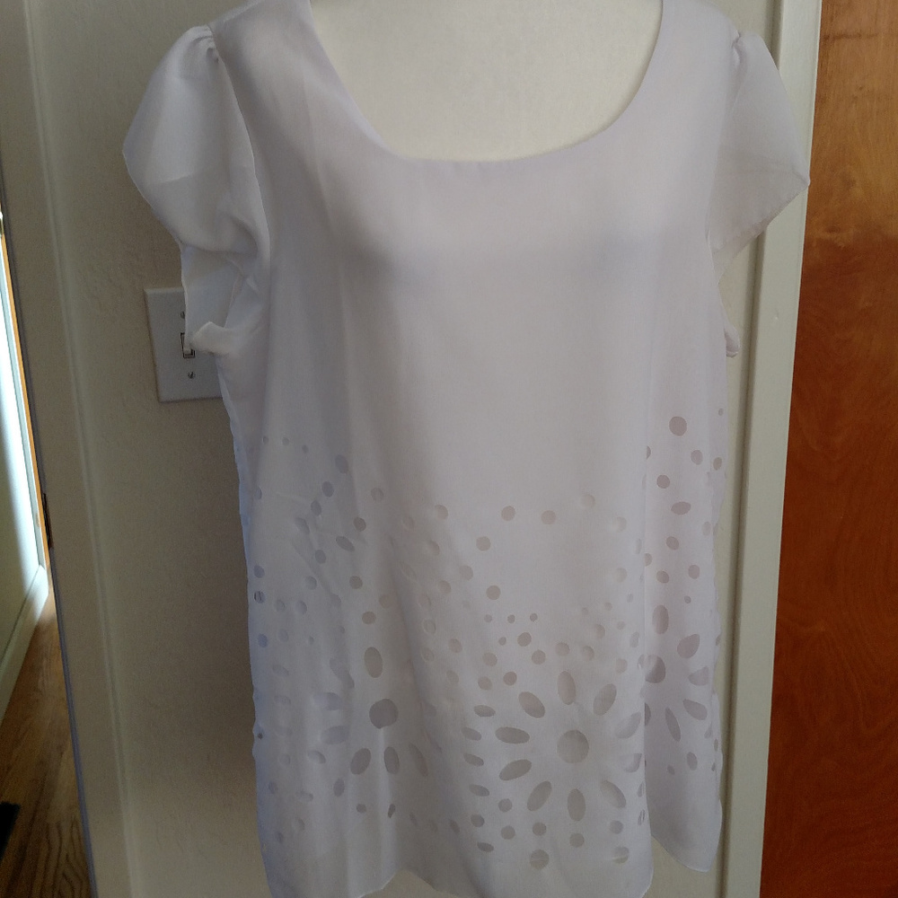 White Metro 22 size 1X cap sleeve  cut out top NWT